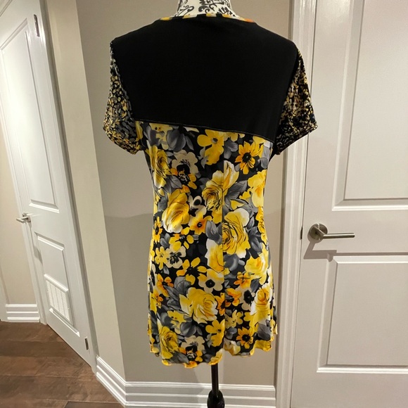 Bold top with orange and yellow motifs - Picture 4 of 7